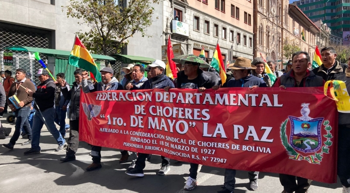 Luego de marchar en el centro de La Paz, choferes realizan un mitin; quieren una reunión directa con el presidente