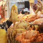 El pollo entero se vende hasta en Bs 90 en La Paz y denuncian escasa oferta estatal
