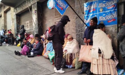 “Hacemos fila solo por un litro de aceite”: Familias dicen que tienen que madrugar en busca del producto en mercados