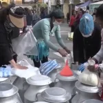 Lecheros de Cochabamba venden directo al consumidor por caída del acopio y bloqueos de rutas