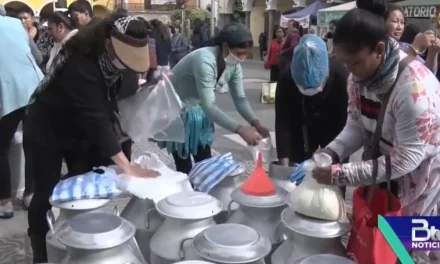 Lecheros de Cochabamba venden directo al consumidor por caída del acopio y bloqueos de rutas