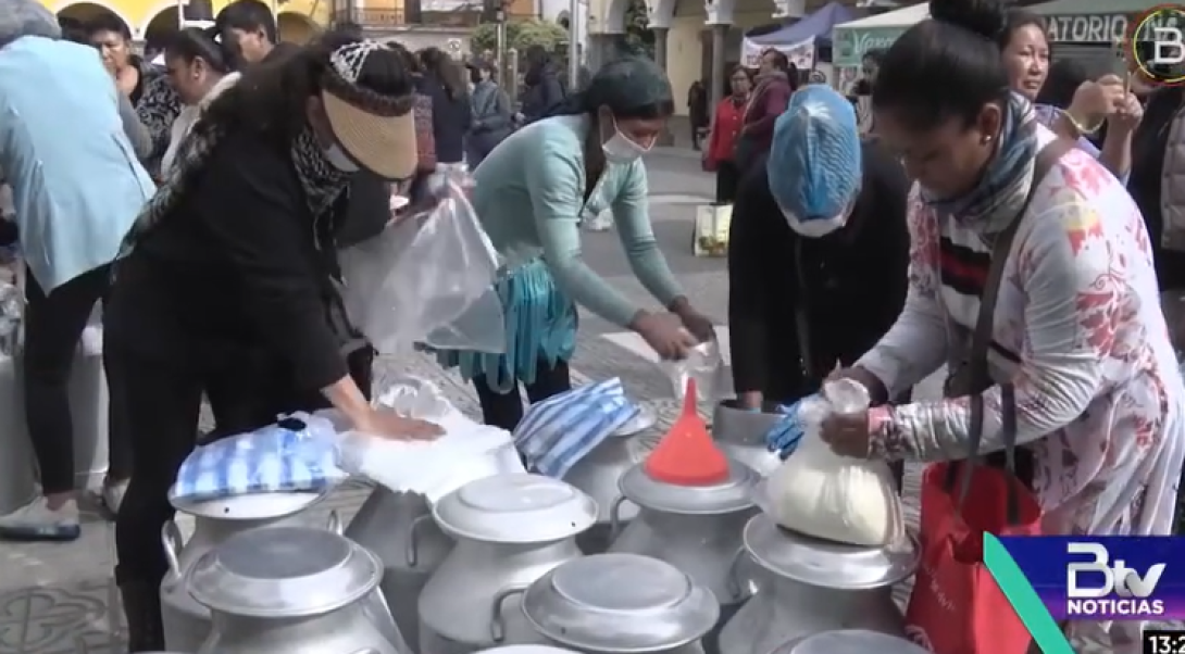 Lecheros de Cochabamba venden directo al consumidor por caída del acopio y bloqueos de rutas