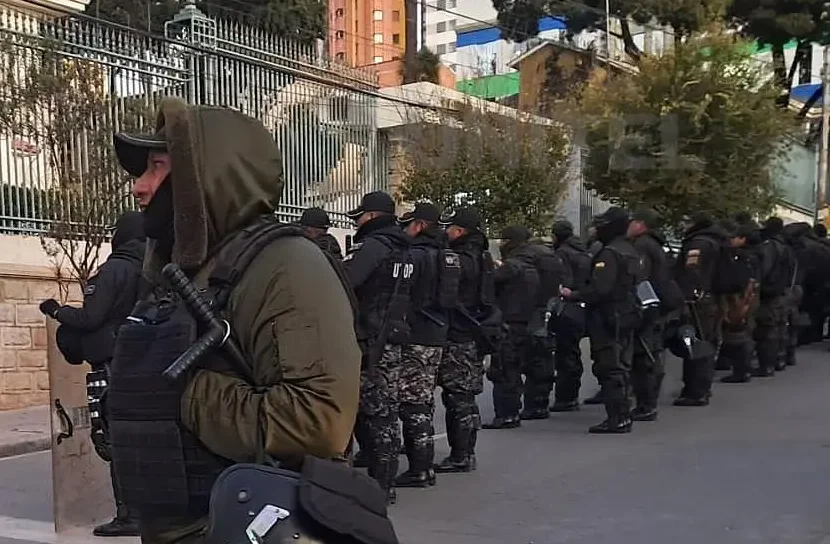 Resguardo policial en el TSE por publicación clave