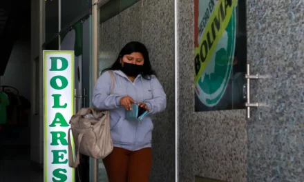 La falta de dólares asfixia a la economía de Bolivia, advierten expertos y empresarios