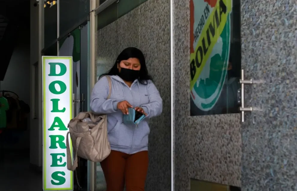 La falta de dólares asfixia a la economía de Bolivia, advierten expertos y empresarios