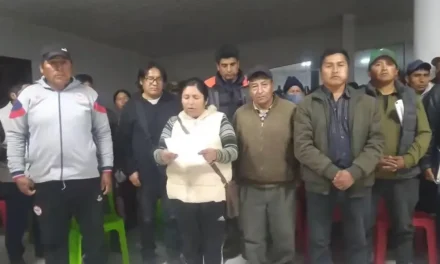 Pobladores afectados por los bloqueos se movilizan para despejar las rutas