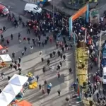 Pobladores ingresan a empujones a feria de alimentos en La Paz y forman largas filas en busca de arroz, aceite y azúcar