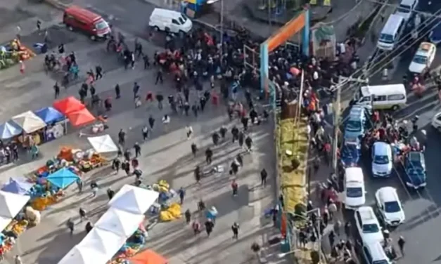 Pobladores ingresan a empujones a feria de alimentos en La Paz y forman largas filas en busca de arroz, aceite y azúcar