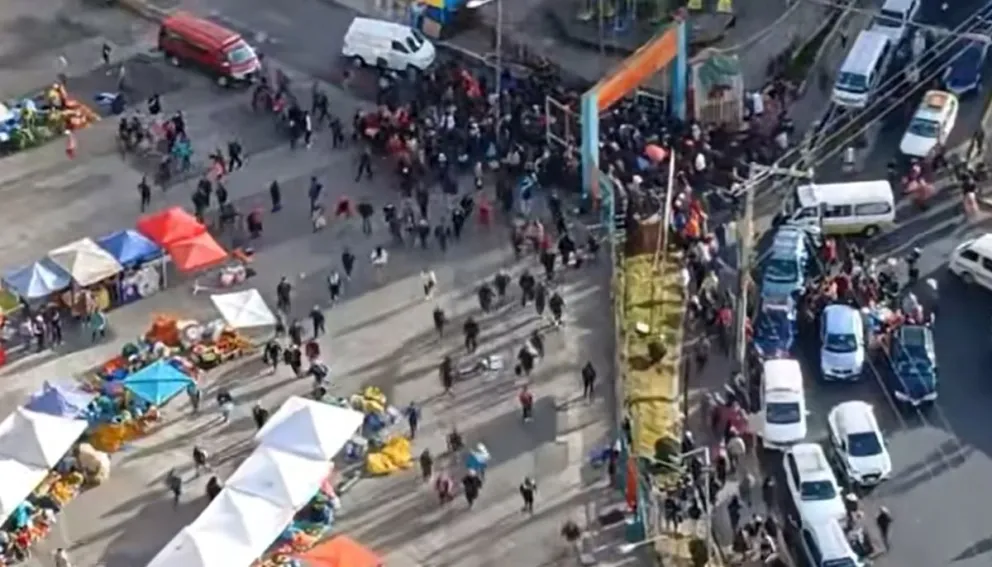 Pobladores ingresan a empujones a feria de alimentos en La Paz y forman largas filas en busca de arroz, aceite y azúcar