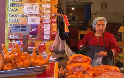 El kilo de pollo se vende por encima de los Bs 31 en La Paz y el producto que llega no abastece, según comerciantes