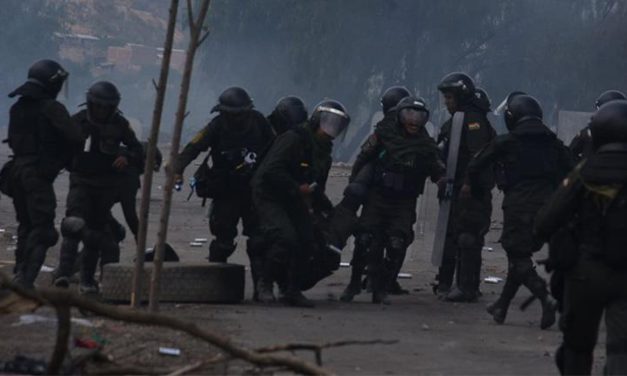 Tres policías quedaron heridos por explosivo lanzado por evistas en puertas de YPFB en Cochabamba