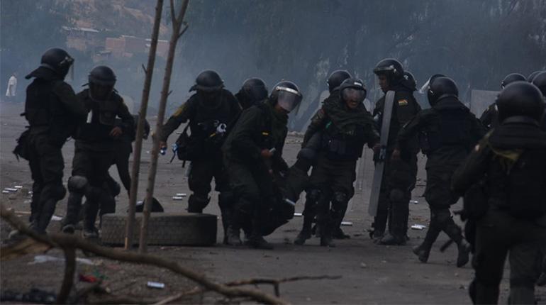 Tres policías quedaron heridos por explosivo lanzado por evistas en puertas de YPFB en Cochabamba