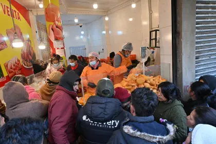 Ante bloqueos, la desesperación invade a las familias por productos que escasean y se ofrecen con precios inestables