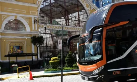 Por bloqueos, tardan hasta 40 horas en la ruta La Paz – Santa Cruz