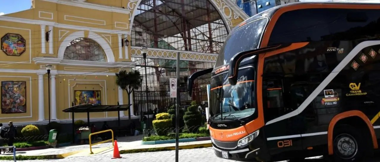 Por bloqueos, tardan hasta 40 horas en la ruta La Paz – Santa Cruz