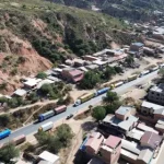 Filas kilométricas de vehículos por bloqueos en Cochabamba y la Policía permanece en apronte en las carreteras