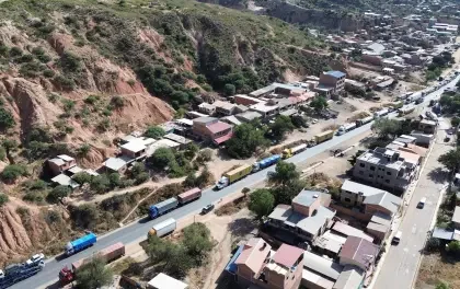 Filas kilométricas de vehículos por bloqueos en Cochabamba y la Policía permanece en apronte en las carreteras