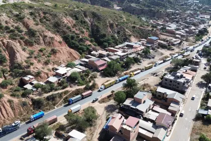 Filas kilométricas de vehículos por bloqueos en Cochabamba y la Policía permanece en apronte en las carreteras