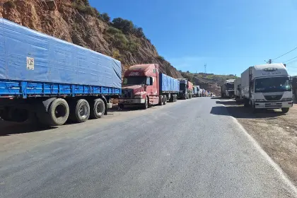 Pérdidas por bloqueos suman Bs 120 millones y se analiza habilitar puentes aéreos para productos, dice ministro Flores