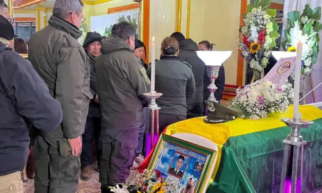 Velan en El Alto al policía asesinado en bloqueo