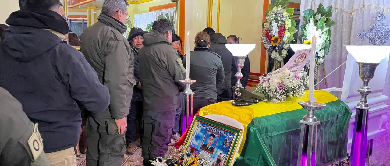 Velan en El Alto al policía asesinado en bloqueo