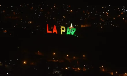 Tea gigante de 20 metros se enciende en La Paz por las Fiestas Julias