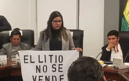 Diputados opositores instalan vigilia en la Asamblea Legislativa contra los contratos de litio