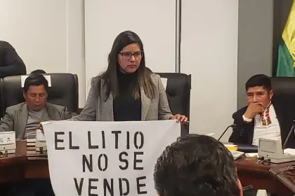 Diputados opositores instalan vigilia en la Asamblea Legislativa contra los contratos de litio