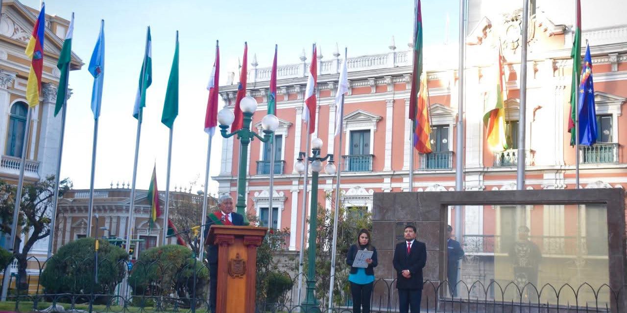 Con la iza de la bandera en Plaza Murillo, La Paz abre las Fiestas Julias por su gesta libertaria con esperanza de mejores días