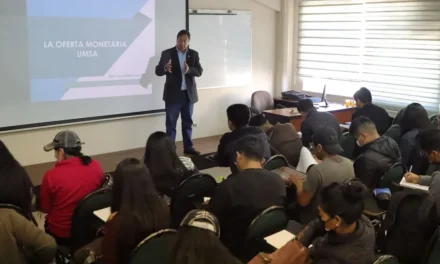 Presidente asegura que al término de su mandato no se irá del país y que volverá a la academia