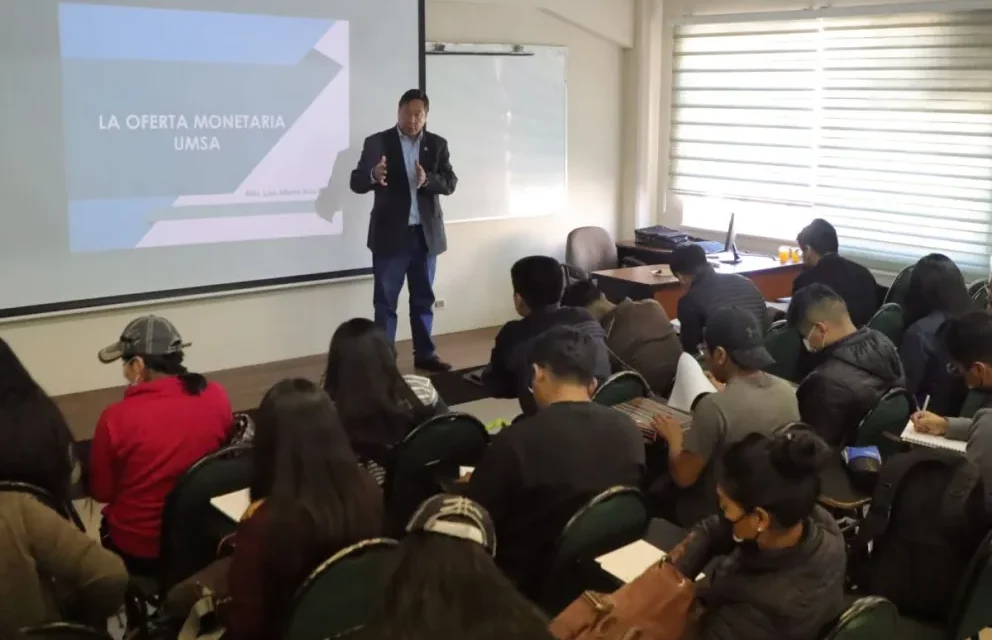 Presidente asegura que al término de su mandato no se irá del país y que volverá a la academia