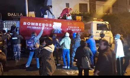 Vecinos y bomberos luchan contra un incendio de magnitud en Sopocachi