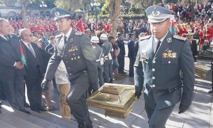 Con ofrendas florales al pie del monumento a Murillo se celebran actos protocolares por la gesta libertaria de La Paz