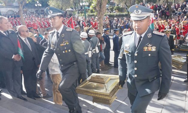 Con ofrendas florales al pie del monumento a Murillo se celebran actos protocolares por la gesta libertaria de La Paz