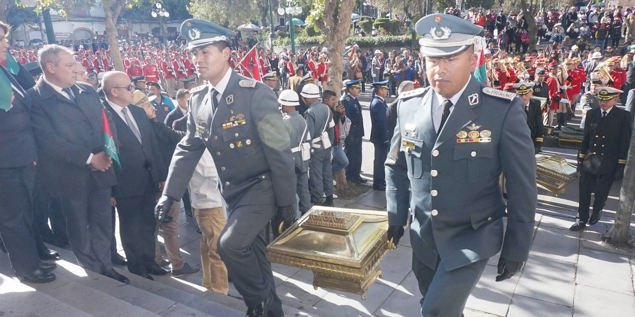 Con ofrendas florales al pie del monumento a Murillo se celebran actos protocolares por la gesta libertaria de La Paz