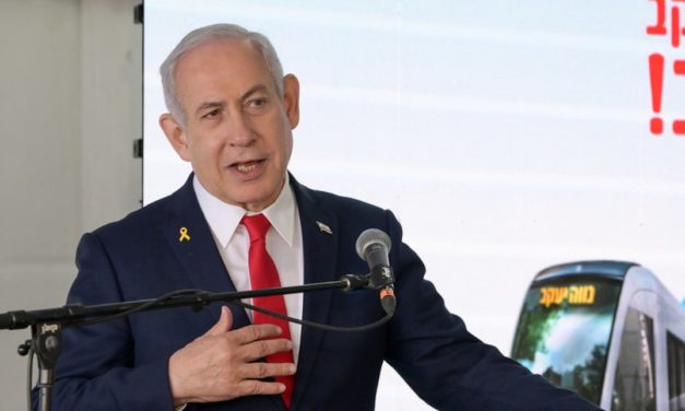 Netanyahu evita declarar en juicio por corrupción tras sufrir intoxicación alimentaria y pospone su testimonio hasta septiembre
