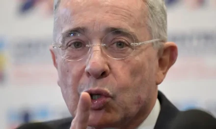 Declaran culpable al expresidente colombiano Uribe por dos delitos en juicio ligado a paramilitares