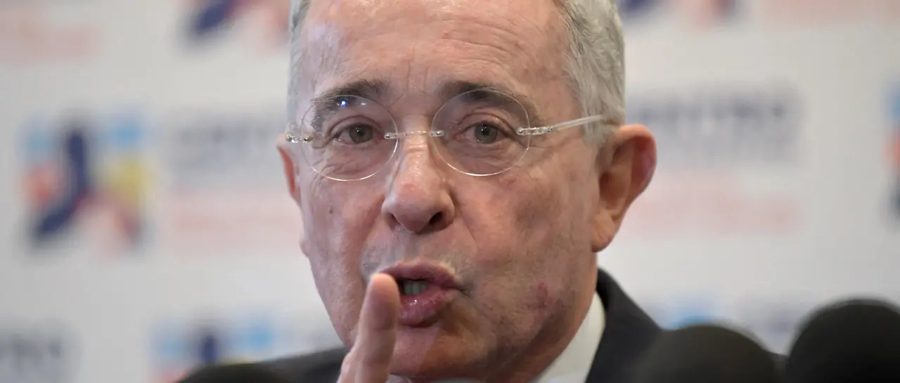 Declaran culpable al expresidente colombiano Uribe por dos delitos en juicio ligado a paramilitares