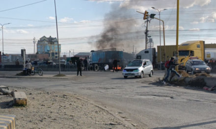Choferes de transporte pesado bloquean av. 6 de Marzo, en El Alto, por la falta de combustible
