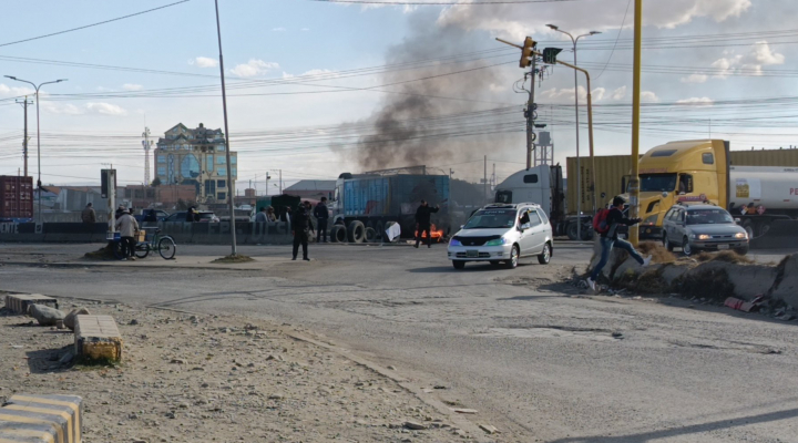 Choferes de transporte pesado bloquean av. 6 de Marzo, en El Alto, por la falta de combustible