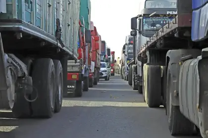 “Estamos realmente allá abajo, en el hueco”: Transporte pesado denuncia que la situación de los combustibles se “ha complicado”