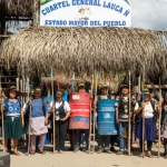 Dos mil personas con estacas, escudos y lanzas protegen el último fortín de Evo Morales