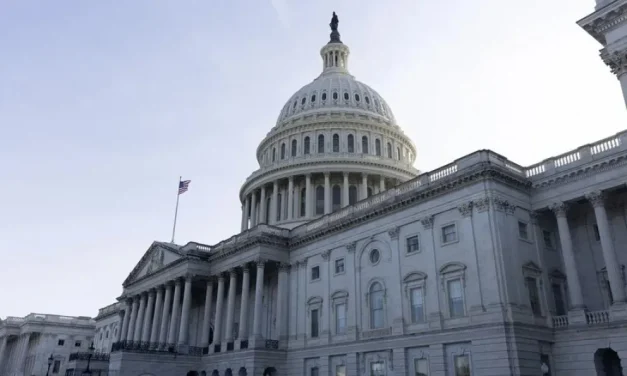 El Senado de EEUU aprueba el plan fiscal de Trump y lo devuelve a la Cámara Baja para el voto final