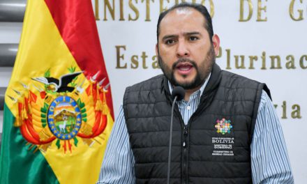 Ministro informa sobre la aprehensión de un funcionario de diputada evista por tomar fotografías cerca de inmueble de material electoral