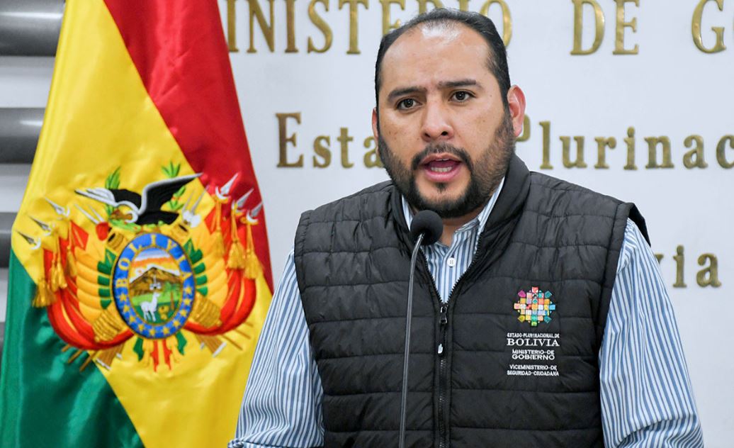 Ministro informa sobre la aprehensión de un funcionario de diputada evista por tomar fotografías cerca de inmueble de material electoral
