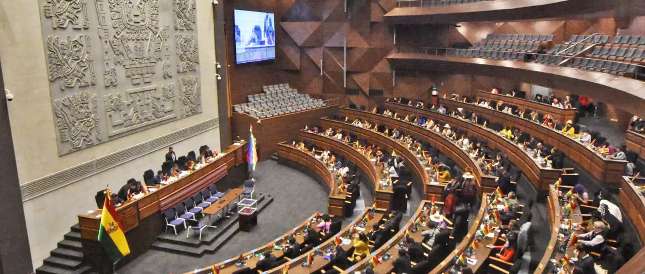 Parlamento en cuarto intermedio por denuncias de manipulación