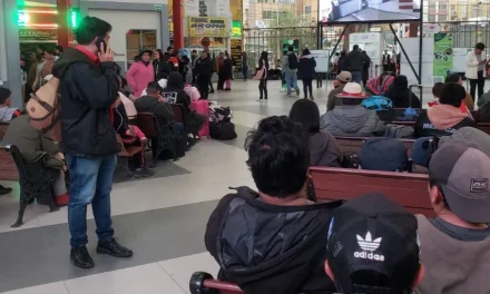 A poco del retorno a clases, hay alta demanda de viajes en medio de la falta de diésel y reclamos por precios del pasaje
