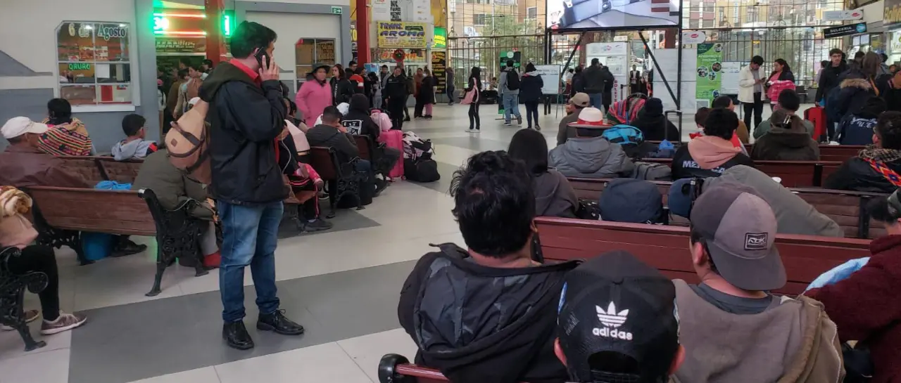A poco del retorno a clases, hay alta demanda de viajes en medio de la falta de diésel y reclamos por precios del pasaje