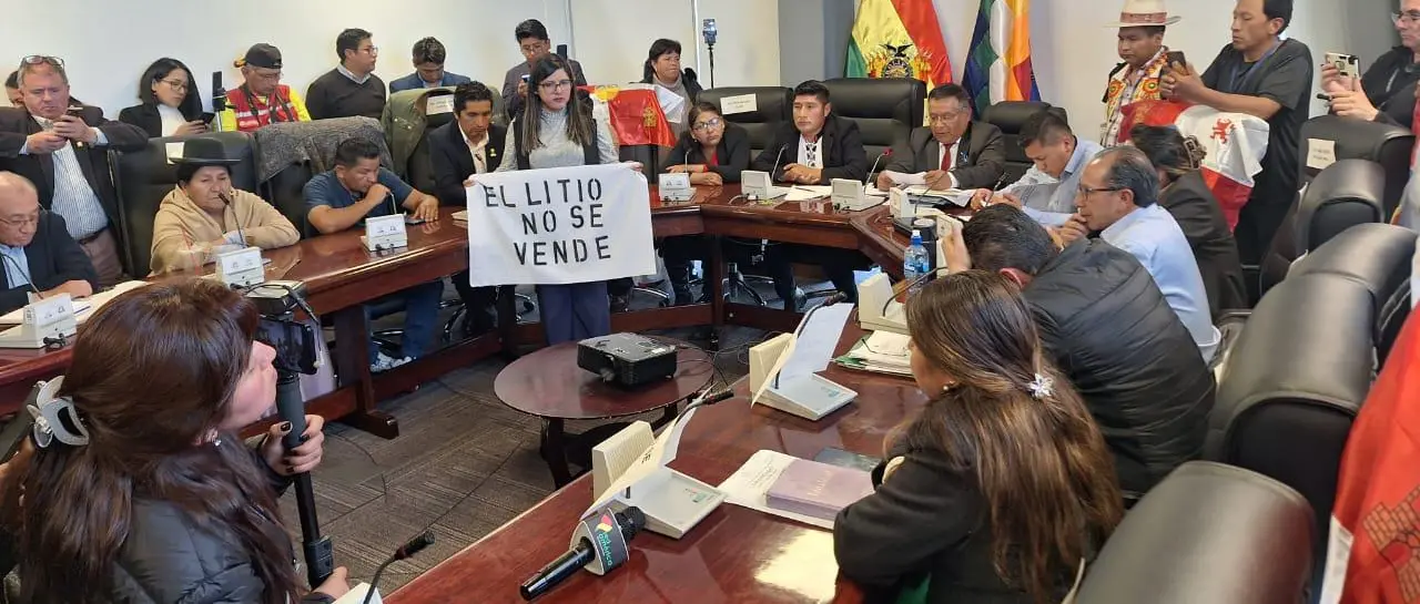 Diputados debaten contrato de litio con fuerte oposición cívica