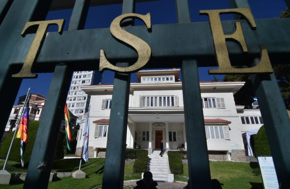 Buscan inhabilitar a cinco presidenciables